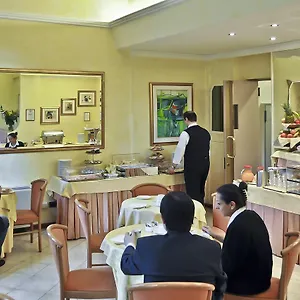 **** Otel Lloyd İtalya
